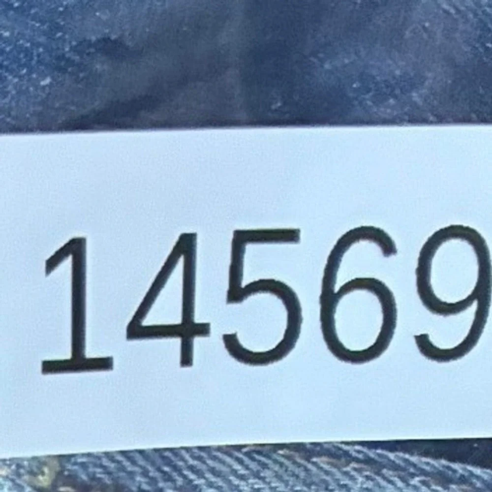 Levis no visible